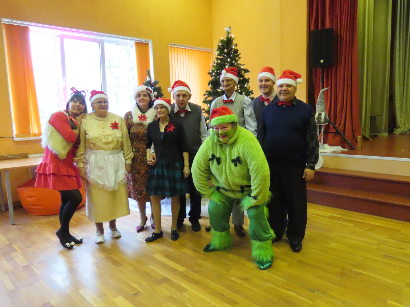 Dalībnieki saņem pateicību par dalību pasākumā. Kopbilde