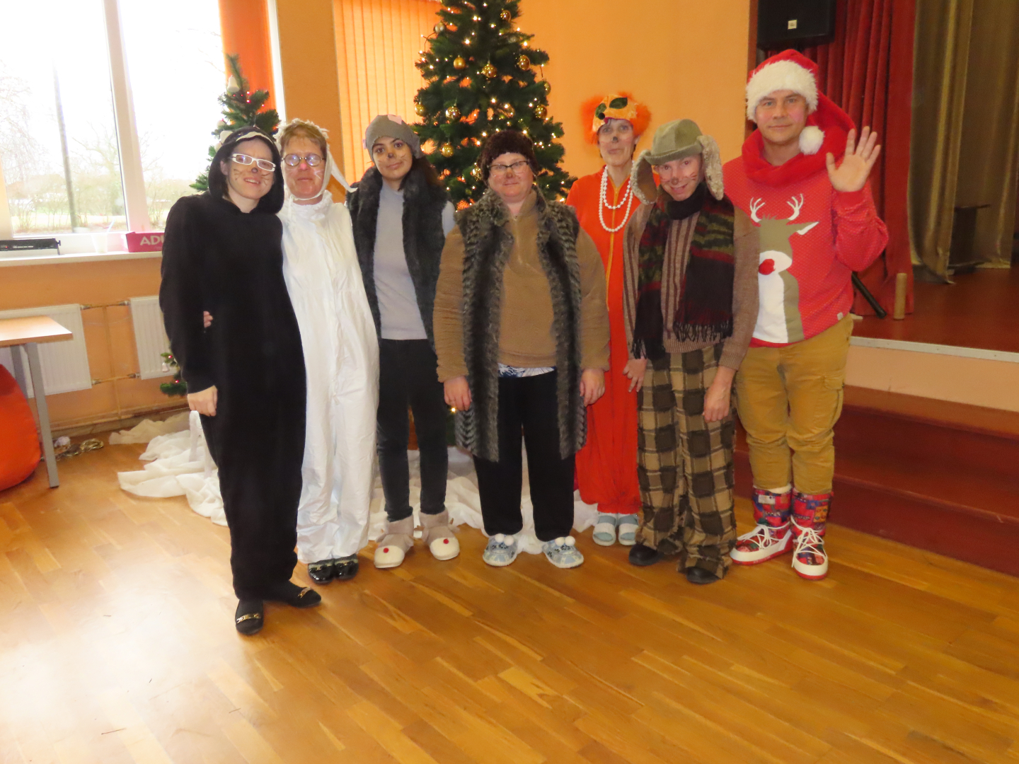 Dalībnieki saņem pateicību par dalību pasākumā. Kopbilde