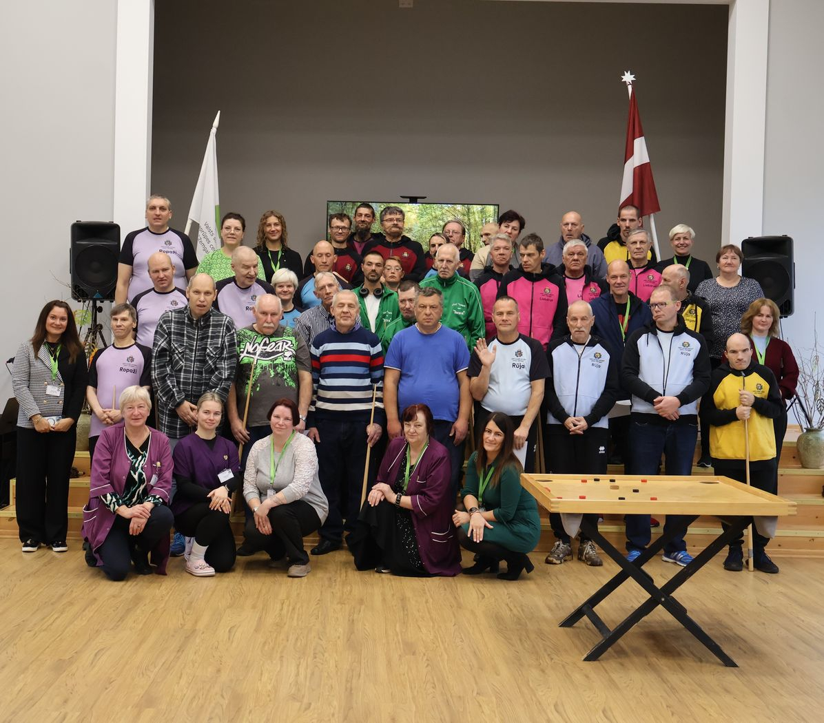 Kopbilde ar visiem turnīra dalībniekiem un organizatoriem