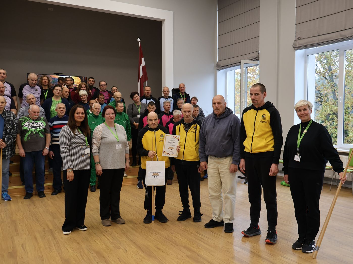 Novusa turnīra apbalvošana. Komanda saņem pateicības rakstu un balvas.