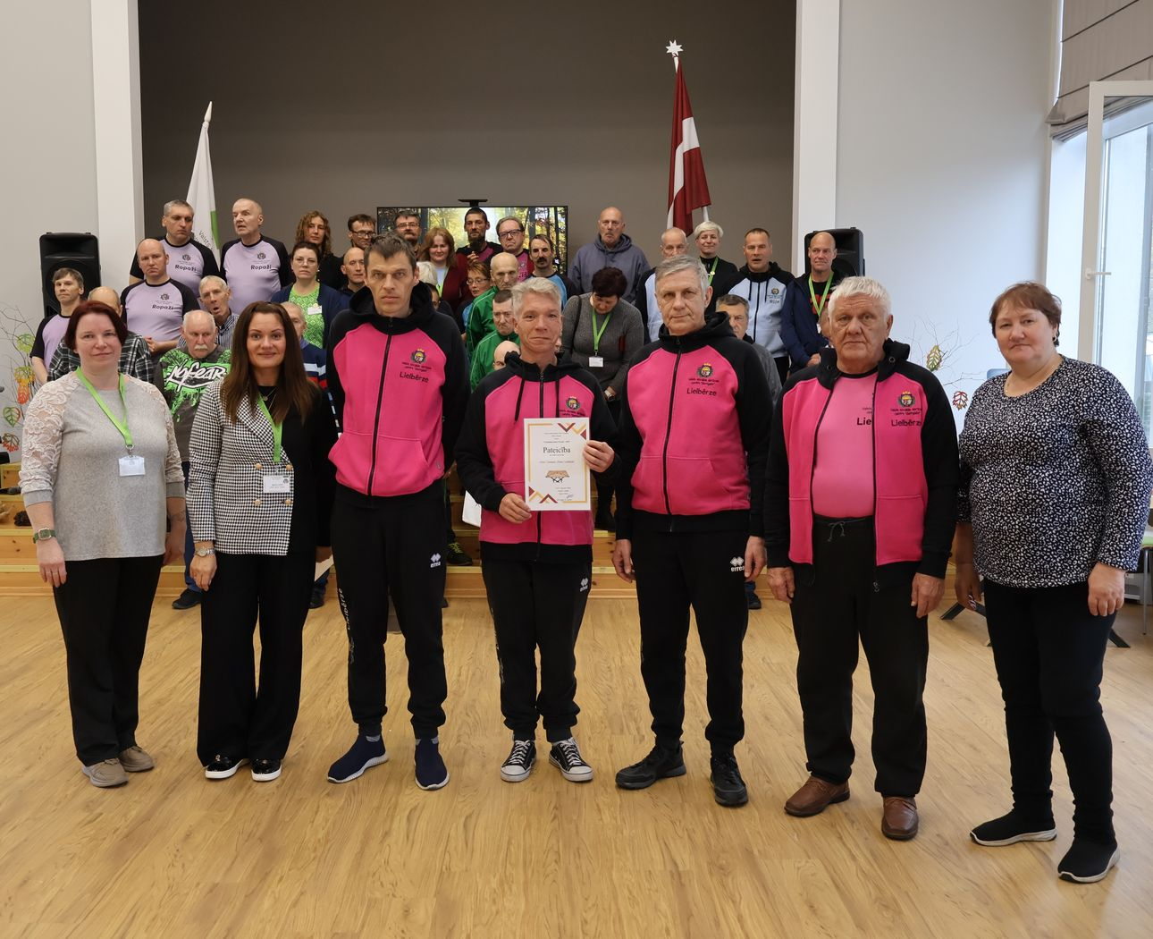 Novusa turnīra apbalvošana. Komanda saņem pateicības rakstu un balvas.
