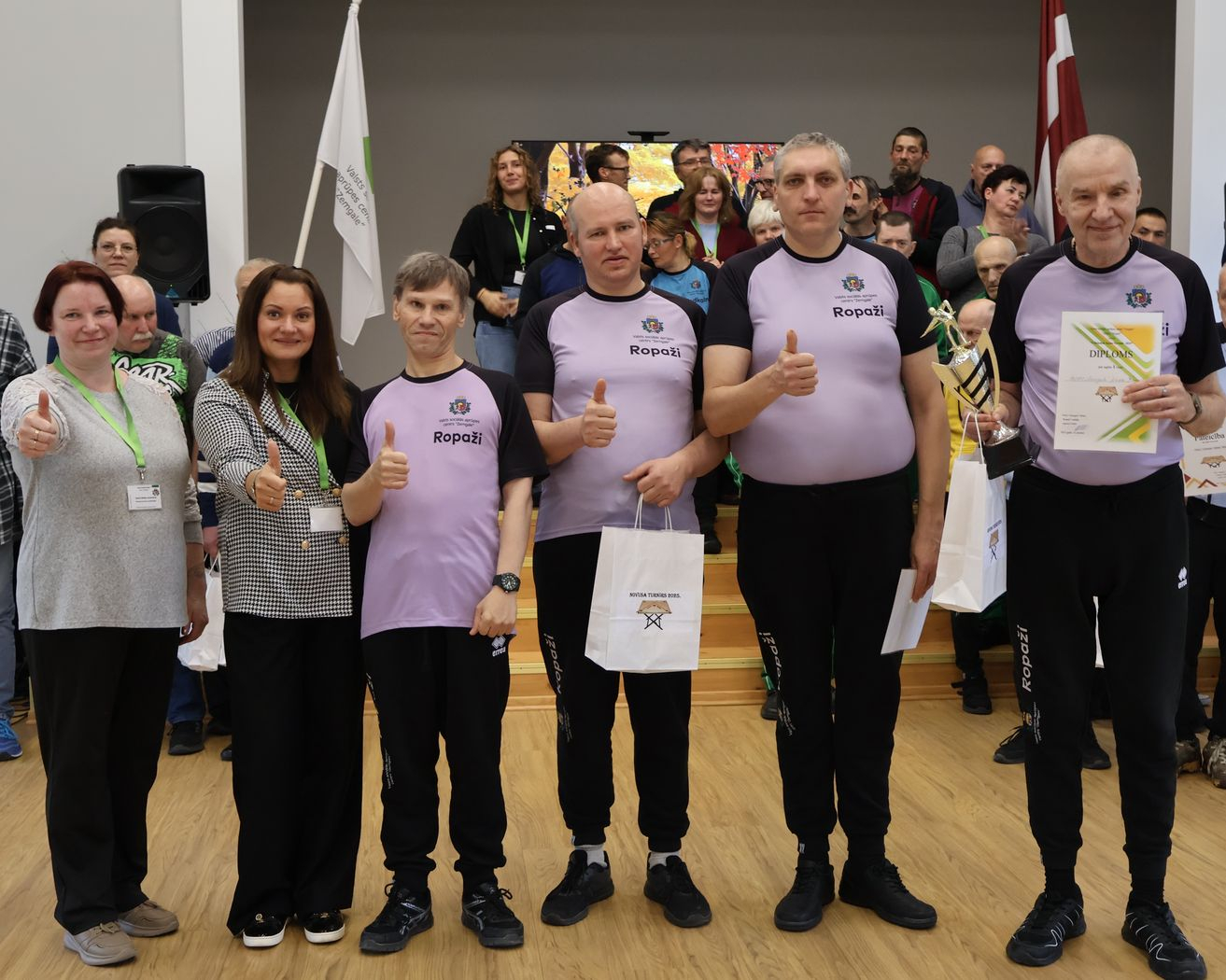 Novusa turnīra apbalvošana. Komanda saņem pateicības rakstu un balvas.