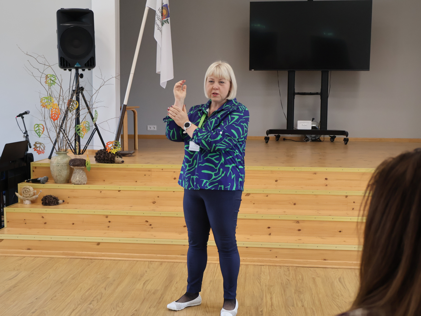 Zāles priekšā runā mākslas terapeite. 