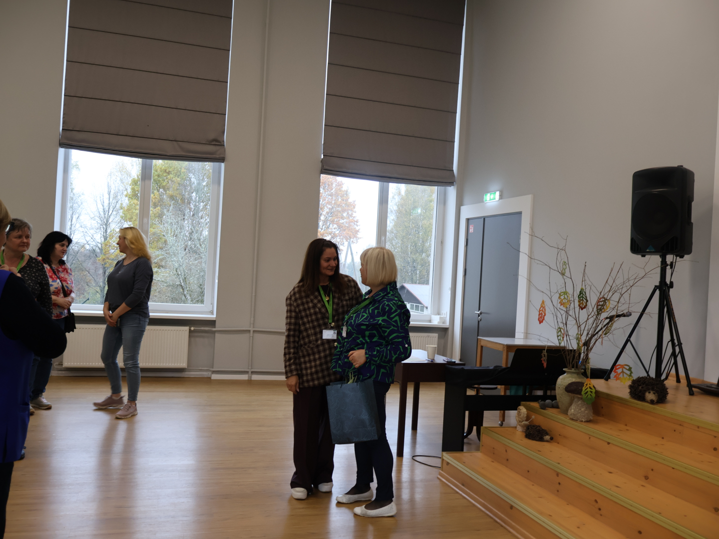 Filiāles vadītāja pasākās mākslas terapeitei