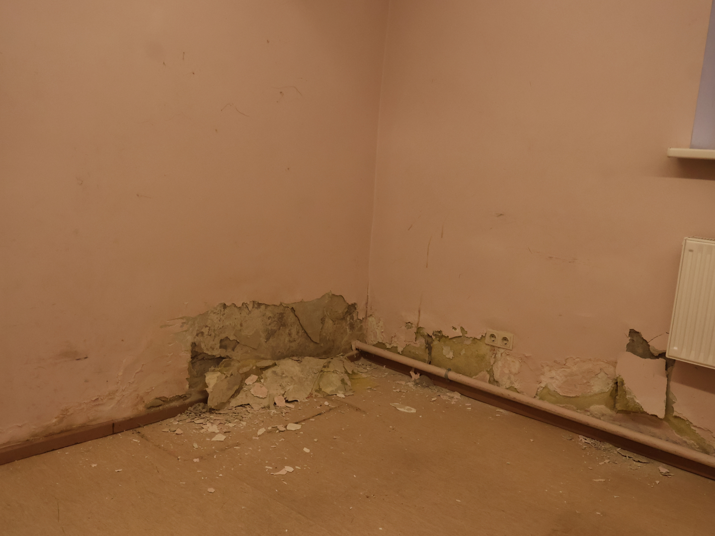 Telpa pirms remonta veikšanas. Netīras palietotas sienas vecrozā krāsā