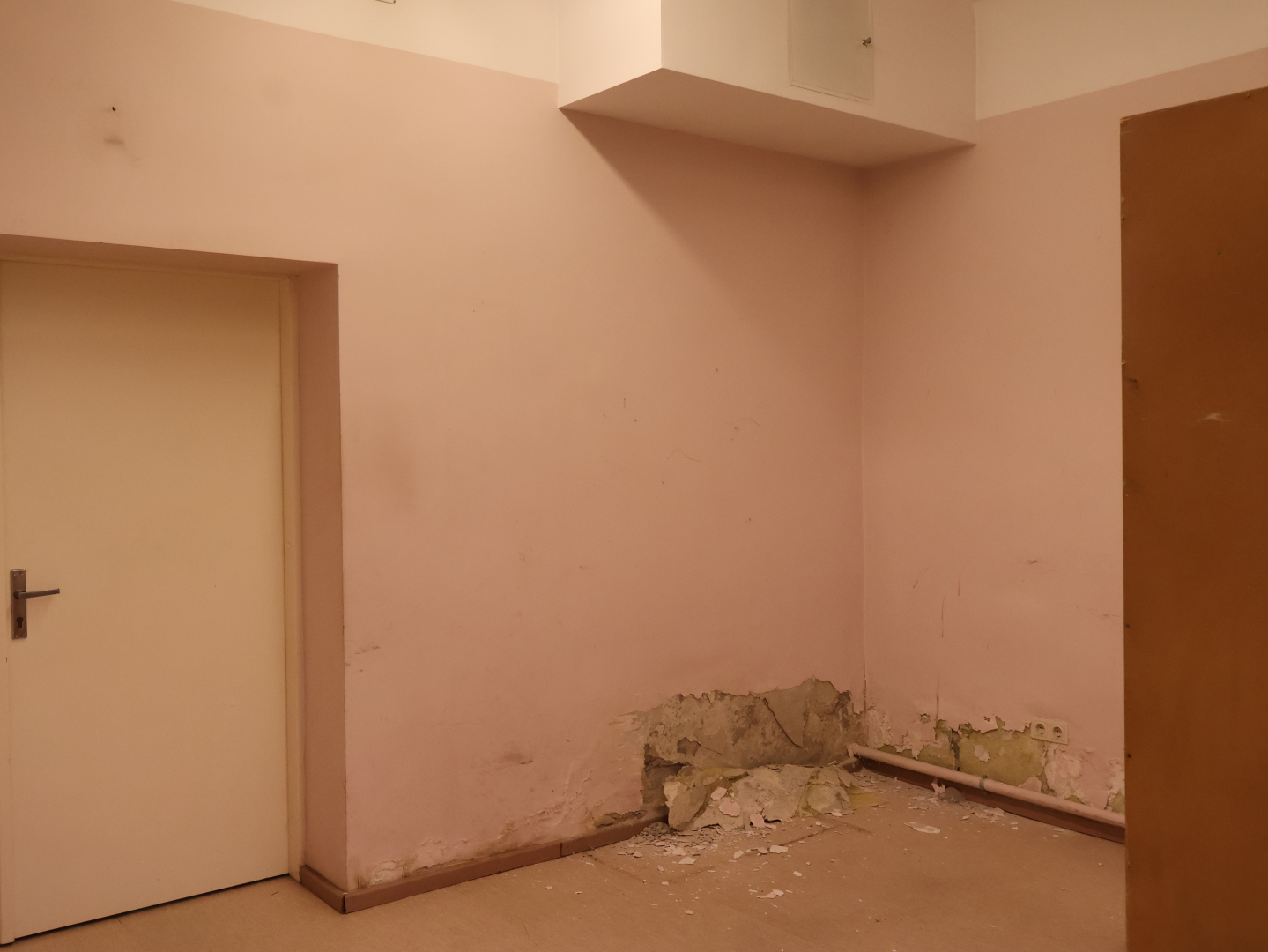 Telpa pirms remonta veikšanas. Netīras palietotas sienas vecrozā krāsā