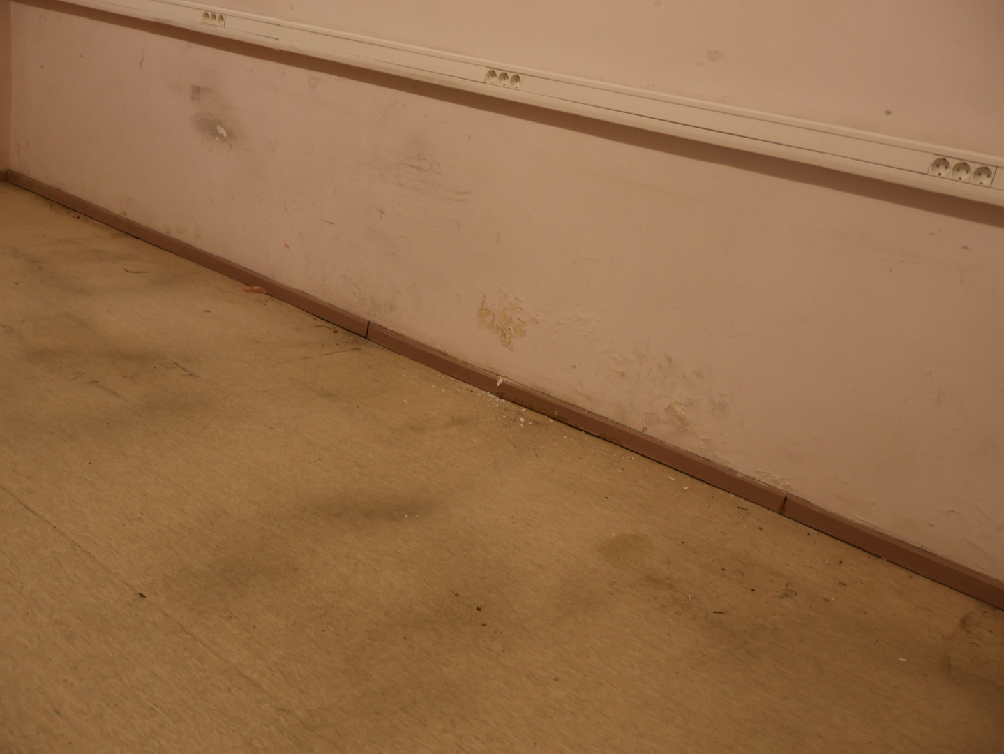 Telpa pirms remonta veikšanas. Netīras palietotas sienas vecrozā krāsā