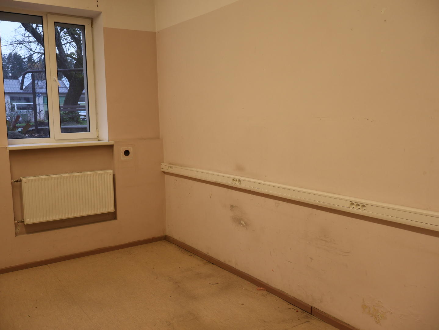 Telpa pirms remonta veikšanas. Netīras palietotas sienas vecrozā krāsā