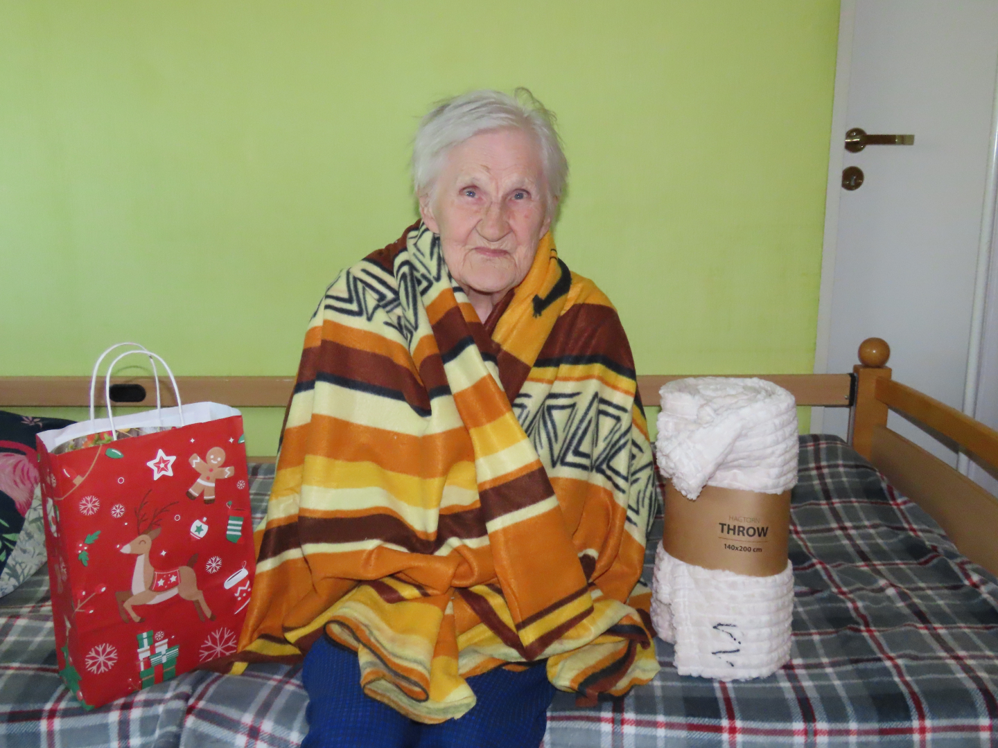 Iedzīvotāja laimīga ar saņemto dāvanu