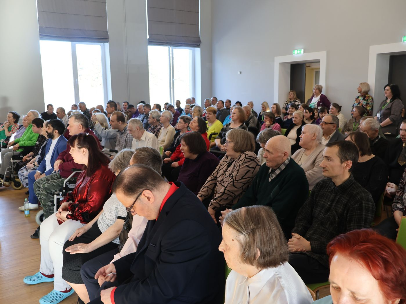 Gaiša zāle pilna ar skatītājiem