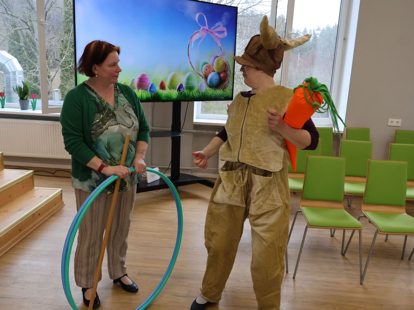 Divi darbinieki rāda teātra izrādi