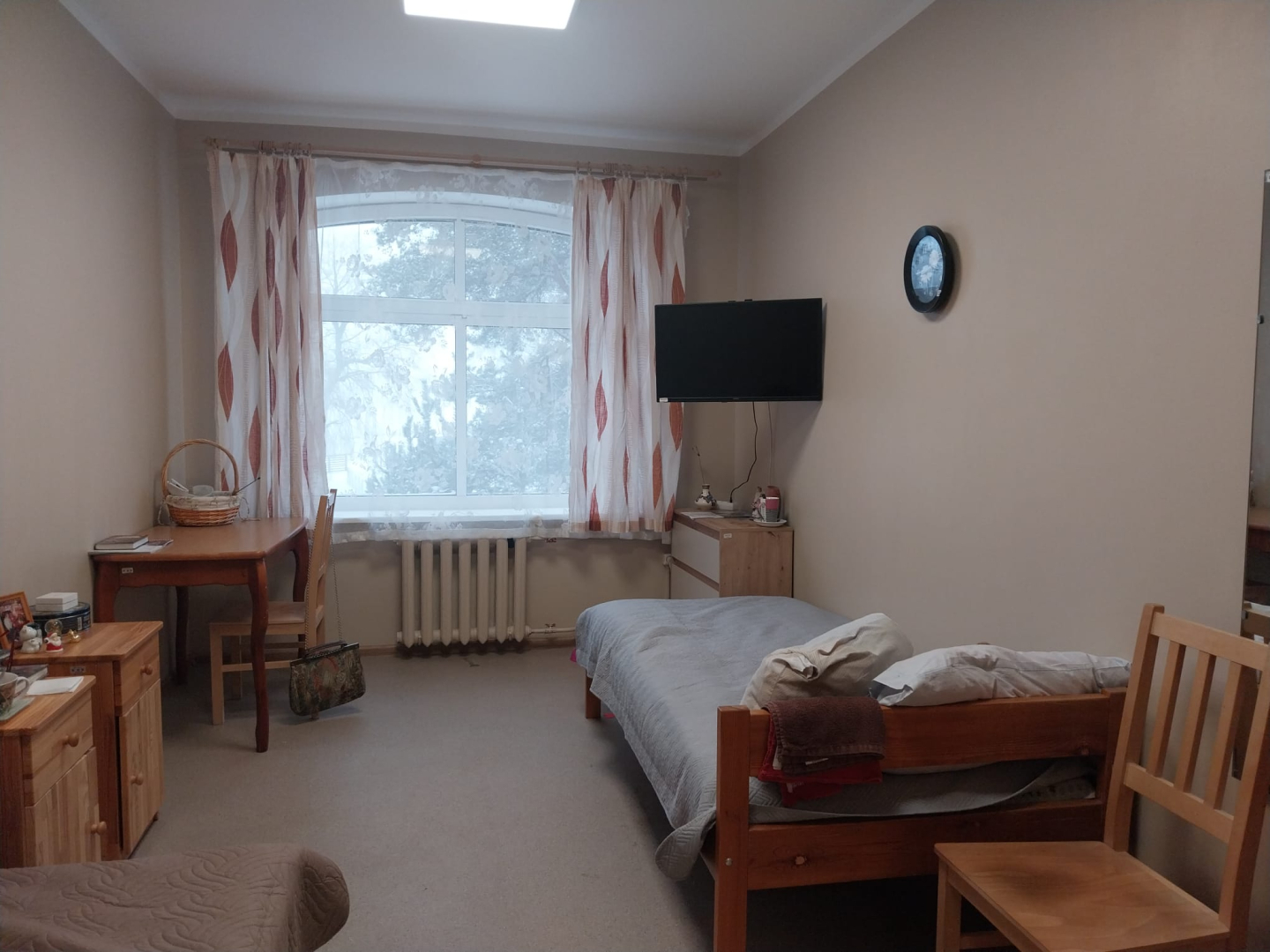 Istaba pēc remontdarbu veikšanas. Atjaunots grīdas segums un sienu krāsojums. Gaiša istaba, mēbeles