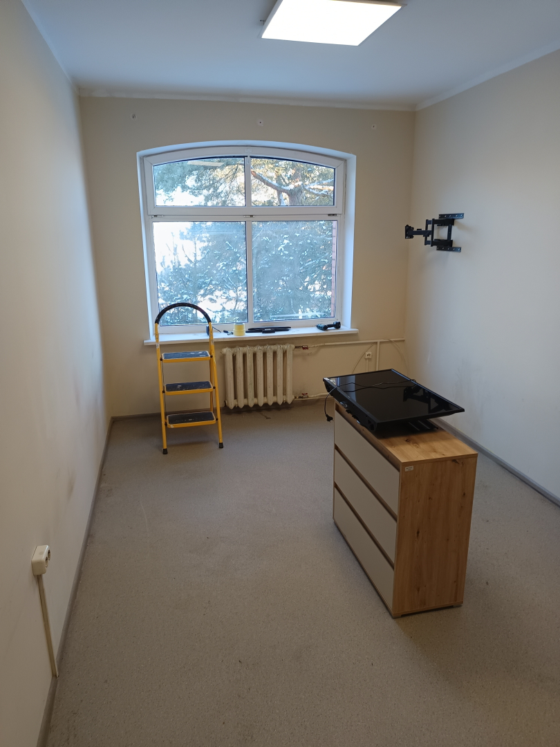 Istaba pirms remonta veikšanas. Nolietots grīdas segums un sienu krāsojums