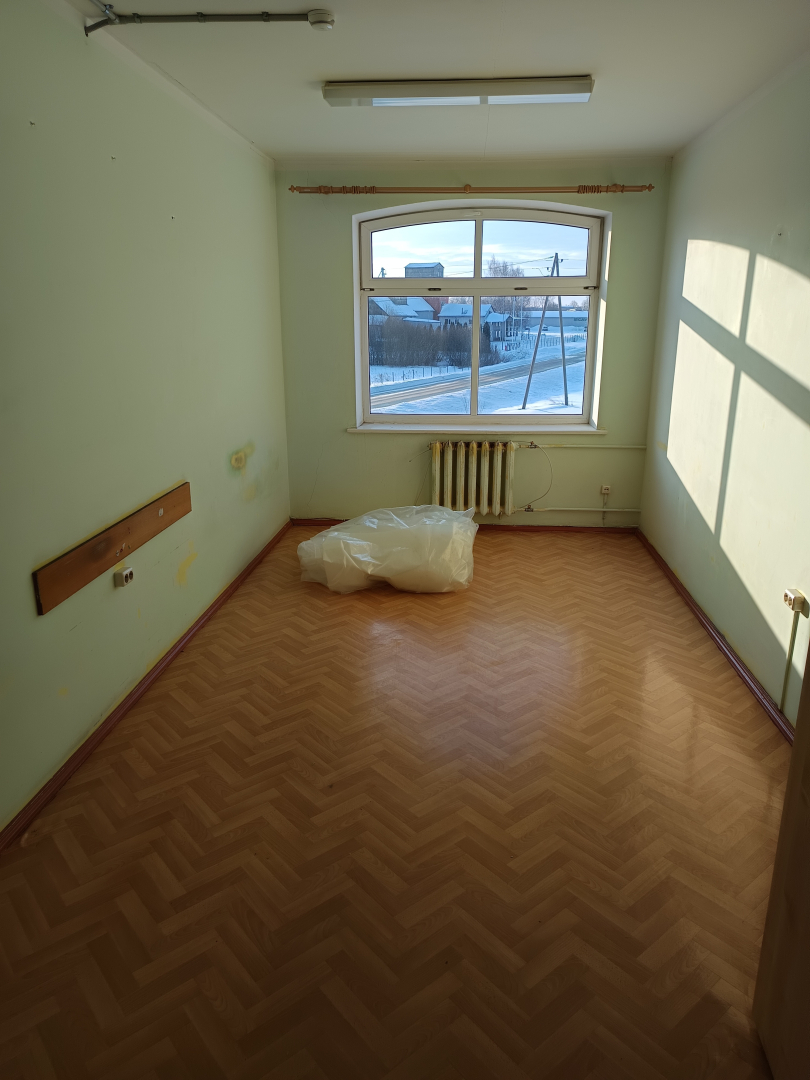 Istaba pirms remonta veikšanas. Nolietots sienu krāsojums