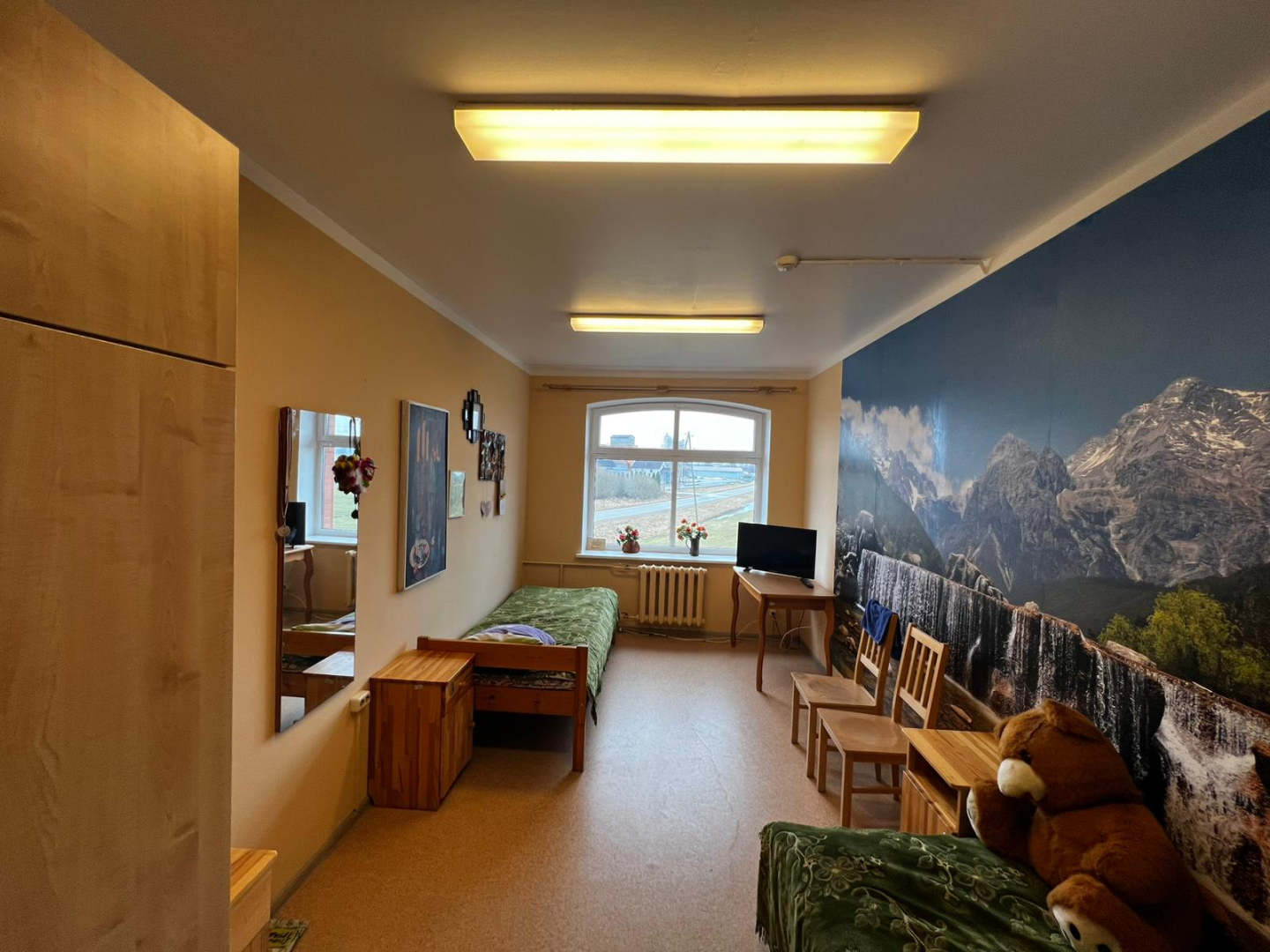 Istaba pēc remonta. Foto tapete, gaišas sienas