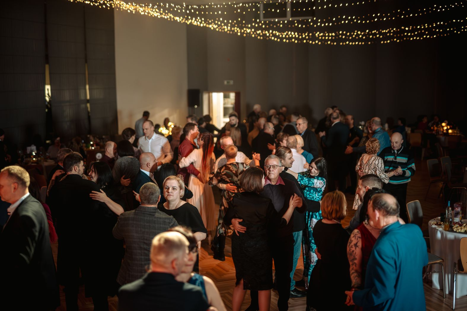 Pasākuma dalībnieki sēž pie galdiem