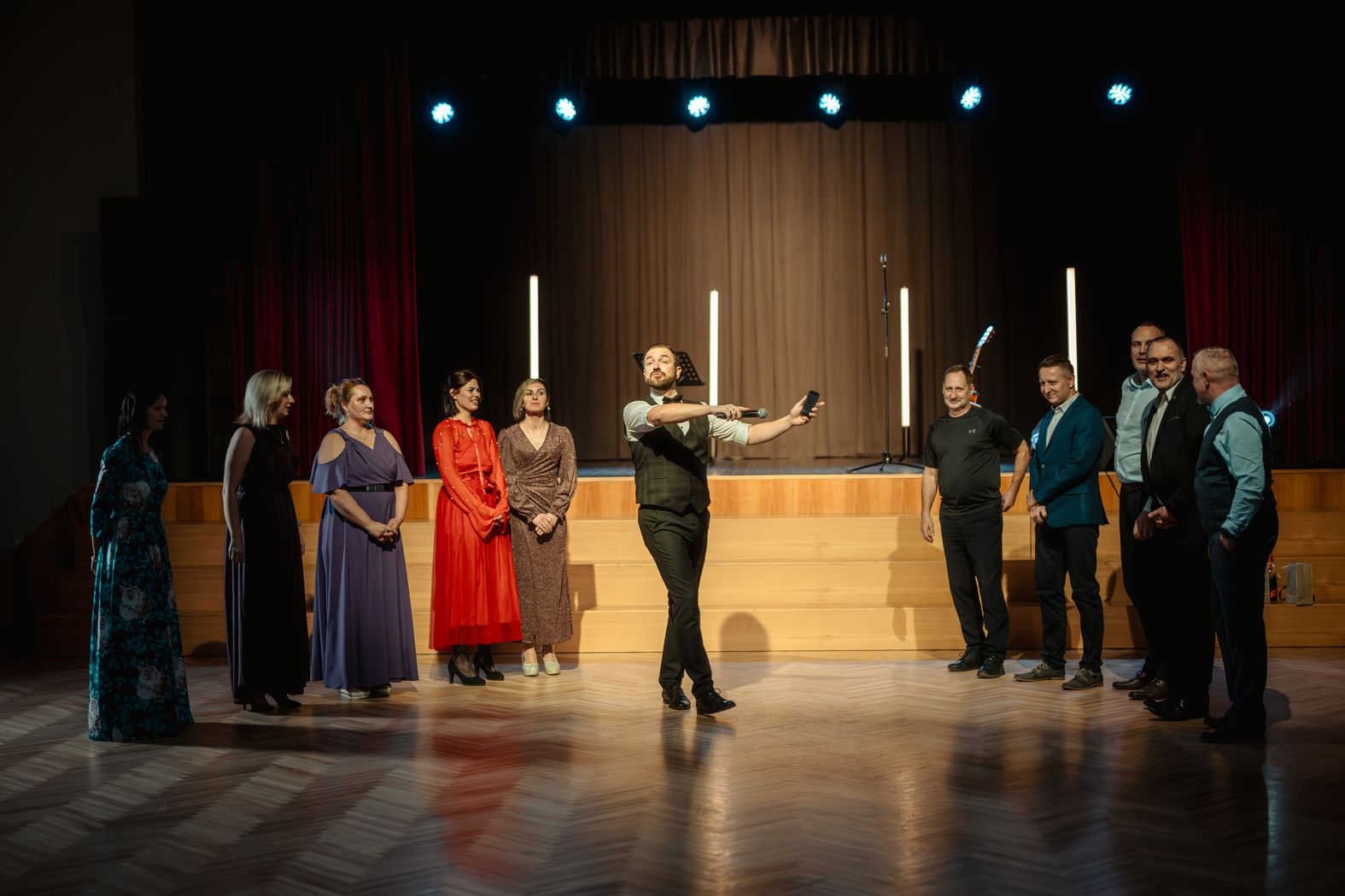 Pasākuma vadītājs organizē konkursu, piedalās piecu sieviešu un piecu vīriešu komandas