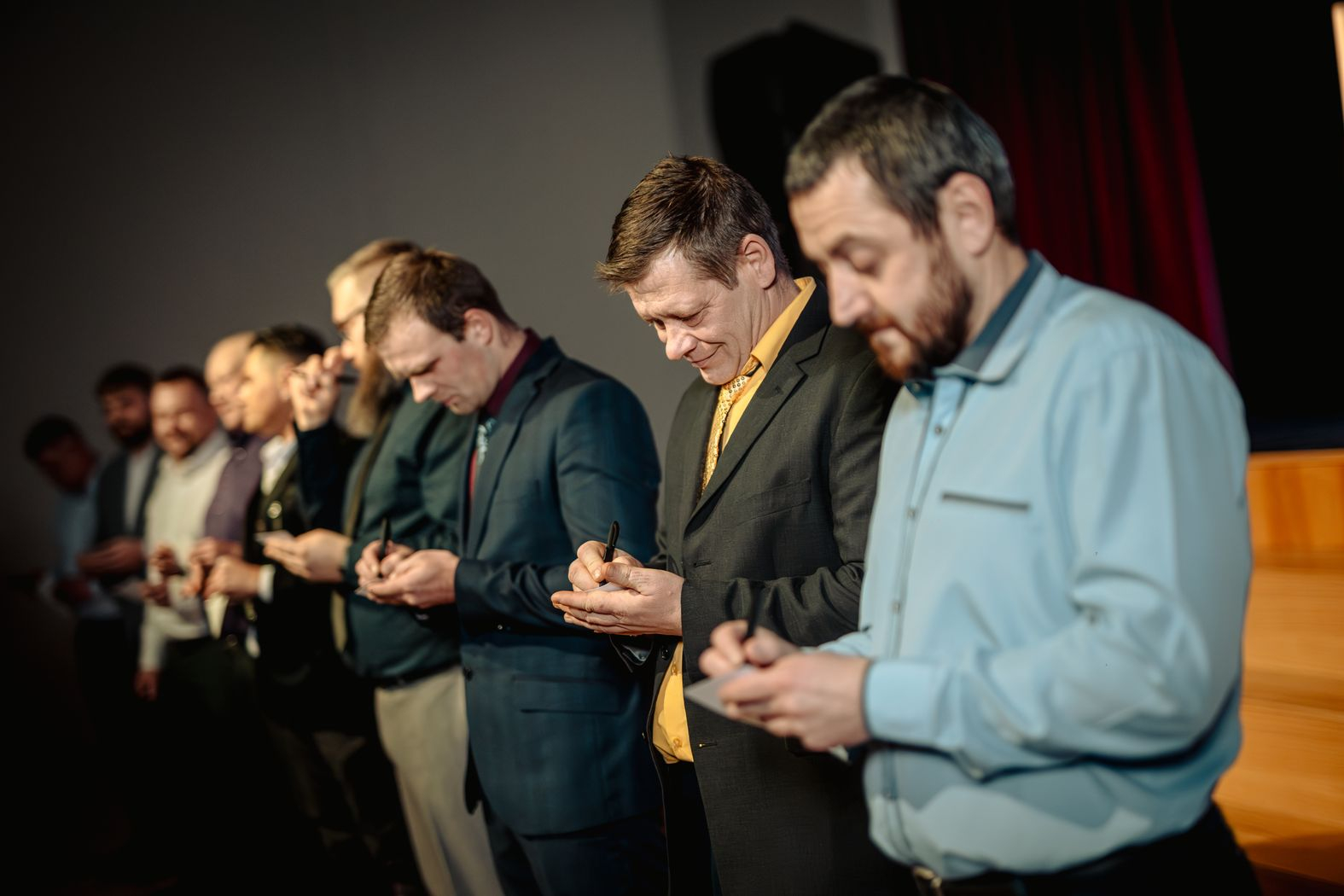 Konkursa dalībnieki raksta uz lapiņām