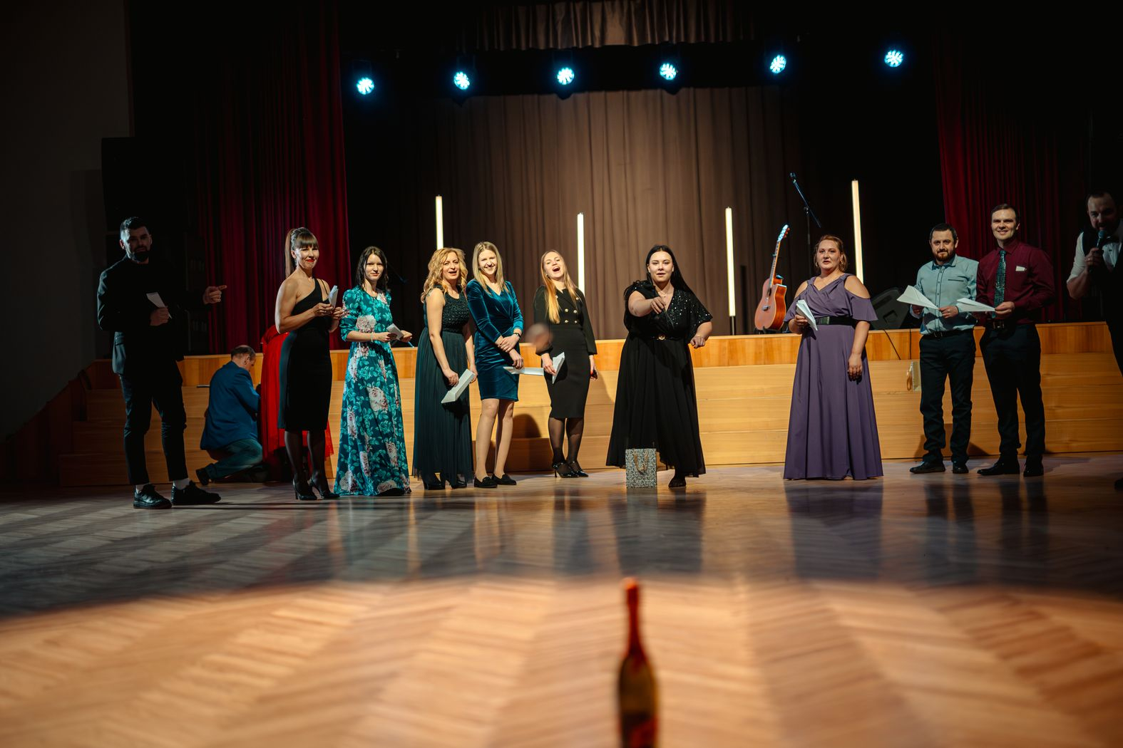 Norit konkurss, dalībnieki met papīra lidmašīnas