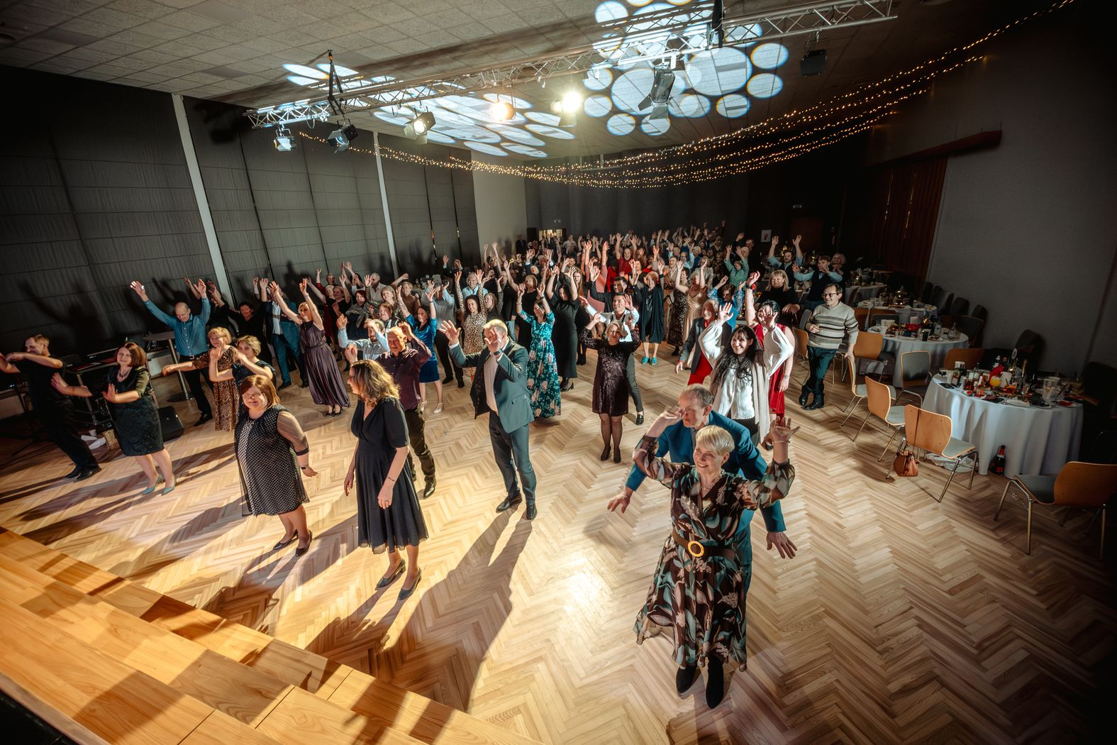 Pasākuma dalībnieki dejo