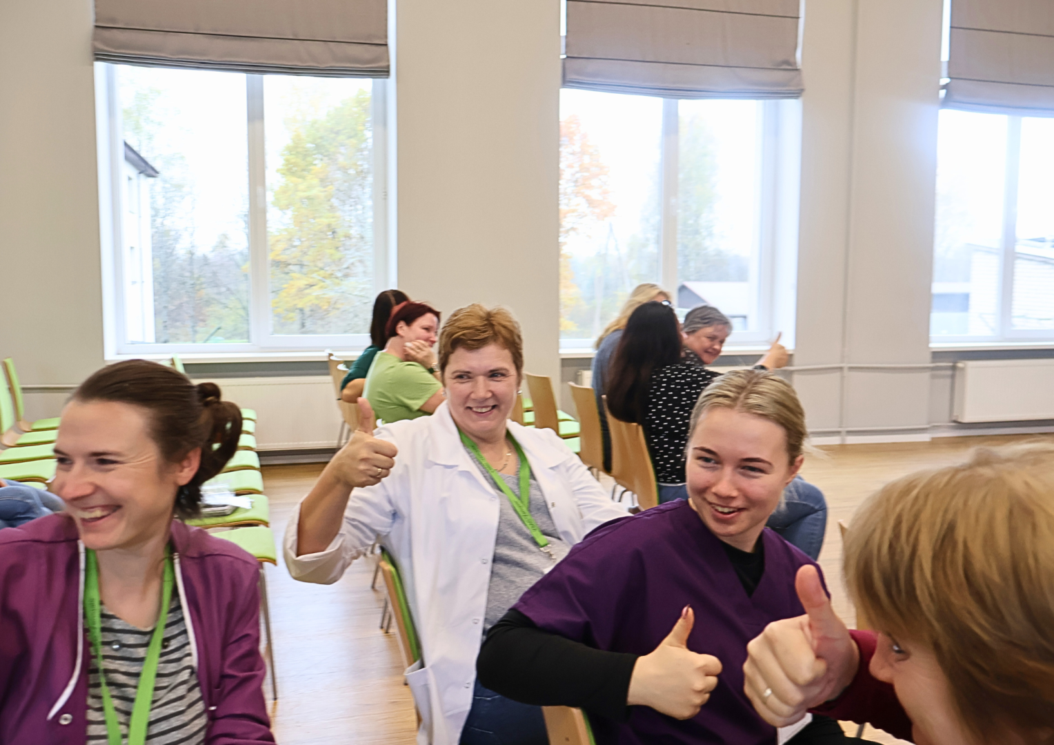 Klausītāji priecīgi izpilda mākslas terapeites uzdevumus