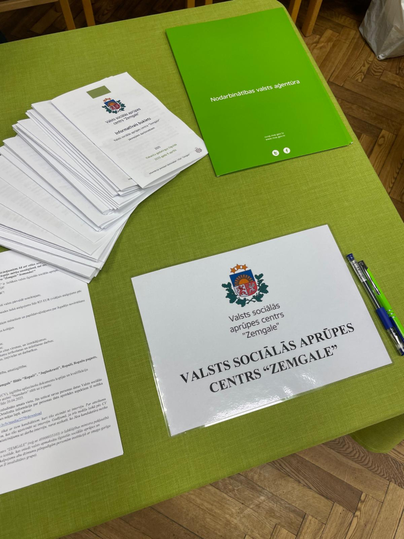 Galds ar informatīvajiem bukletiem par iestādi