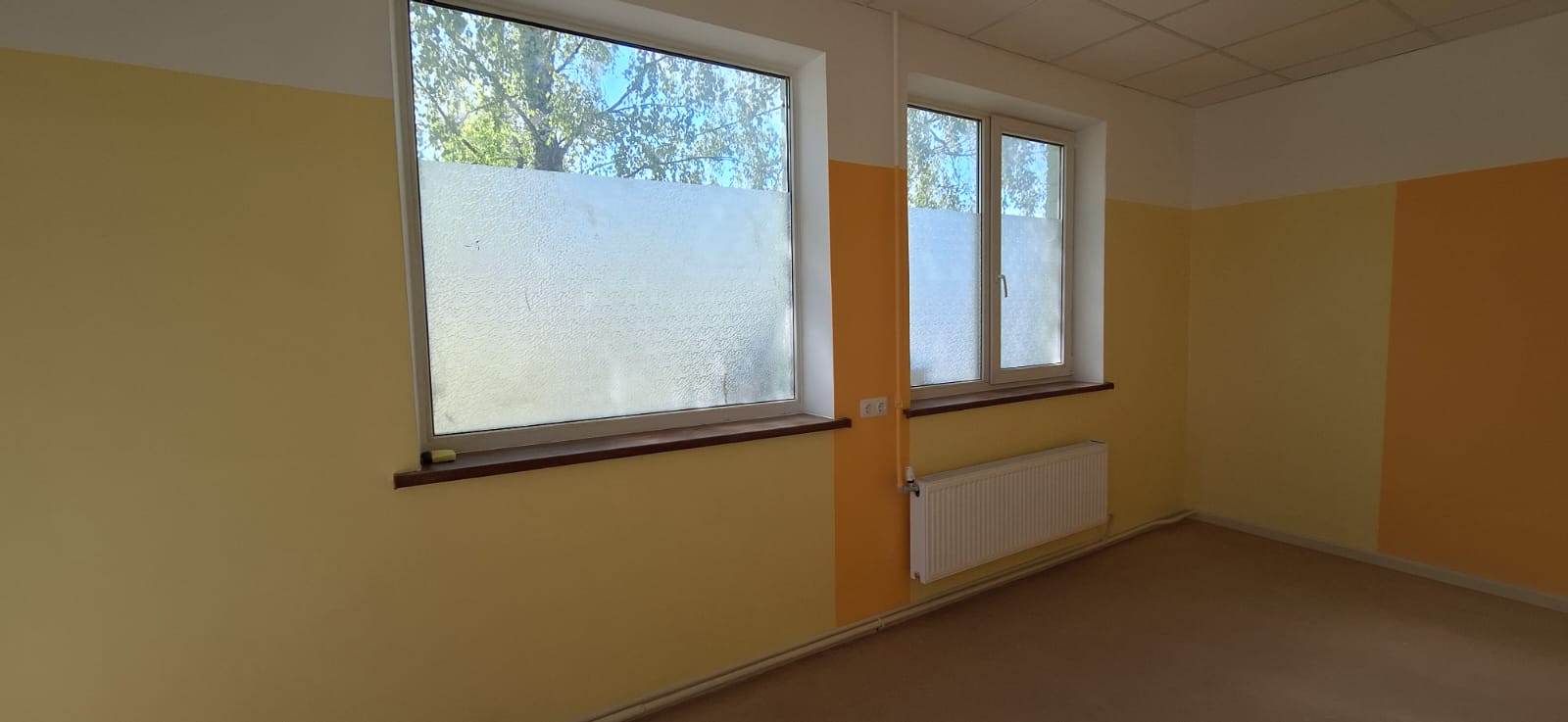 Telpa pēc remonta. Gaiša, sienas nokrāsotas dzeltenos un oranžos toņos.