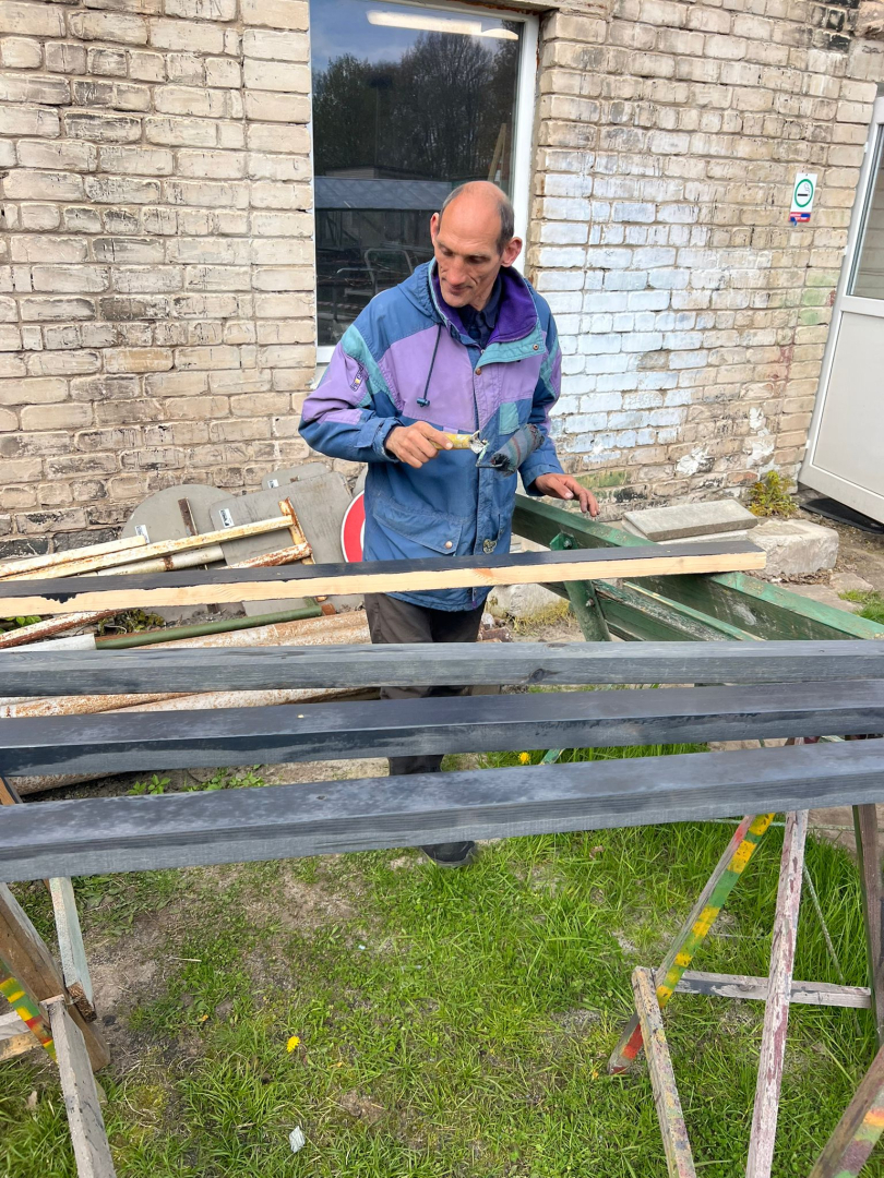 Filiāles "Rūja" iedzīvotājs palīdz - pārkrāso atpūtas sola dēļus