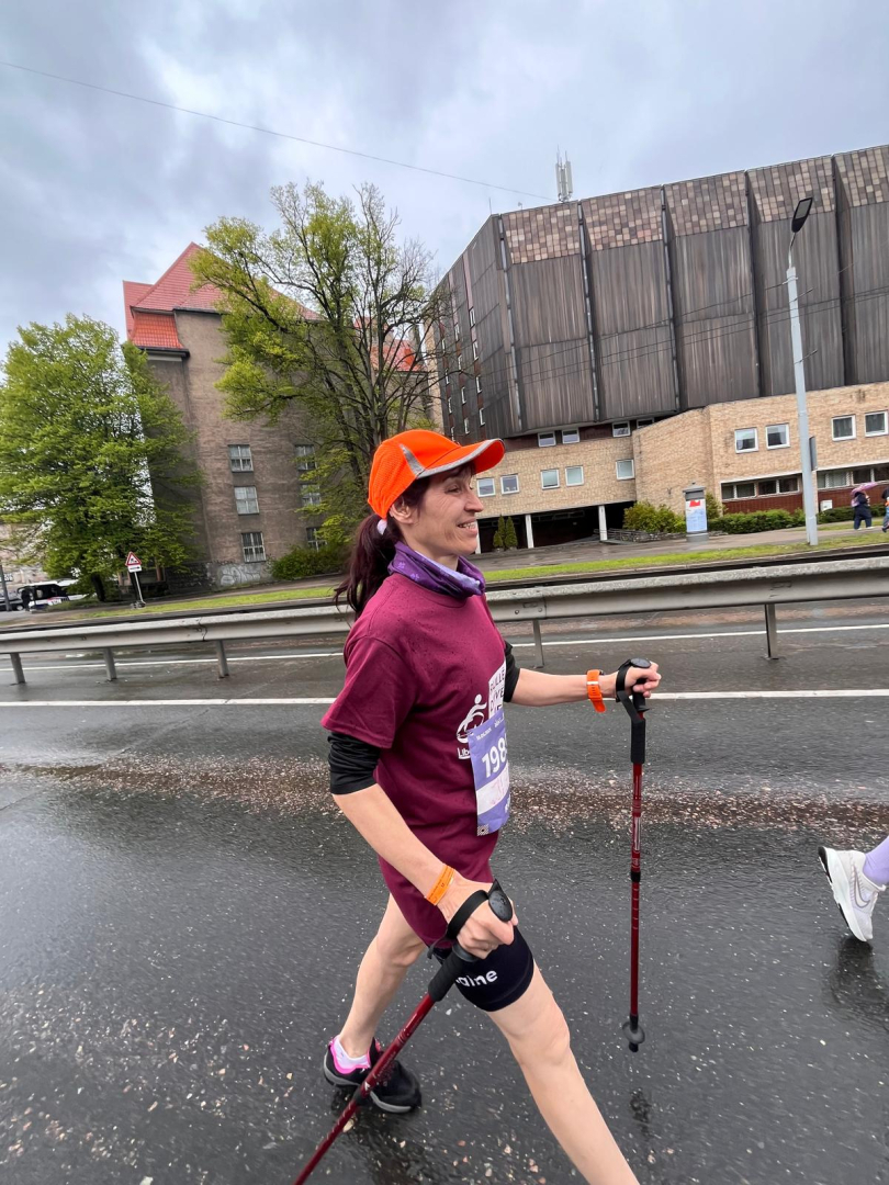Rimi Rīgas maratona dalībnieks - iedzīvotāja nūjo