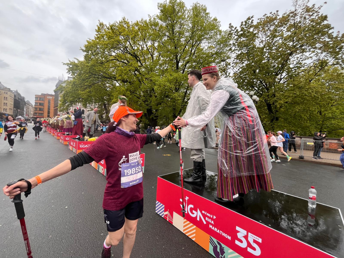 Rimi Rīgas maratona dalībniece - iedzīvotāja nūjo