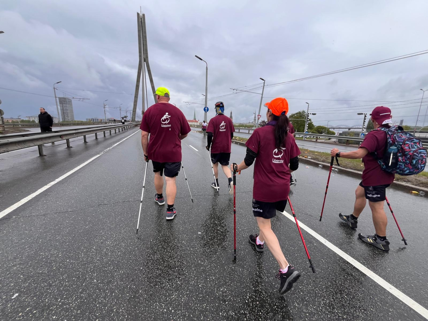 Rimi Rīgas maratona dalībnieki - iedzīvotāji nūjo pāri Vanšu tiltam
