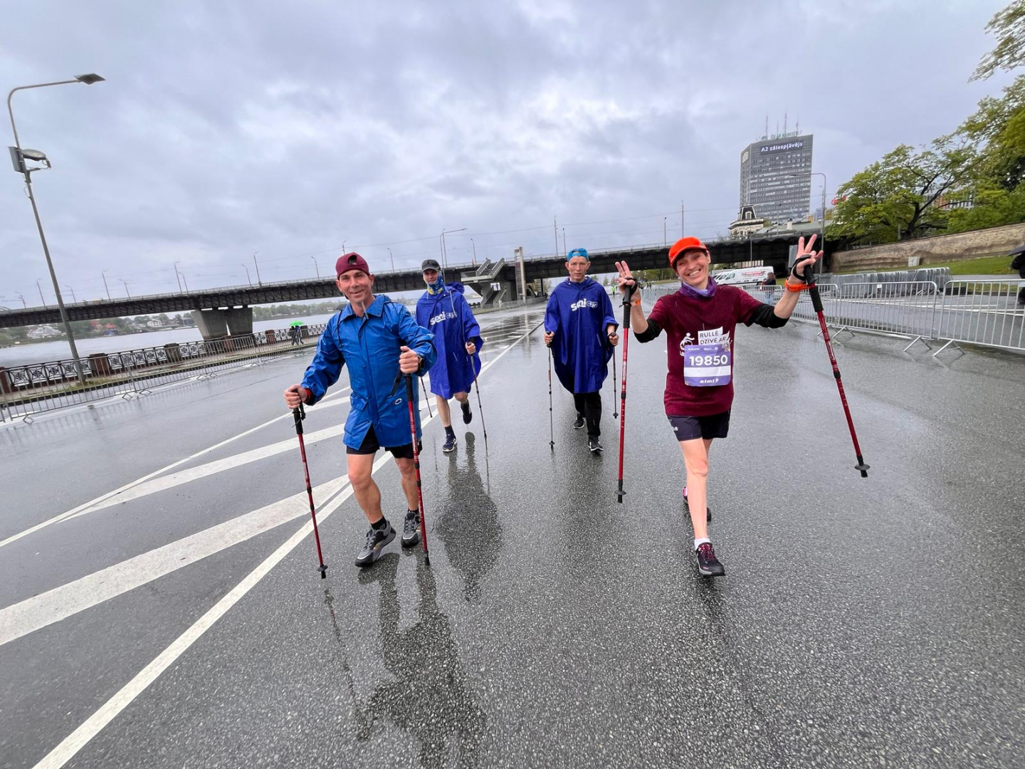 Rimi Rīgas maratona dalībnieki - iedzīvotāji nūjo