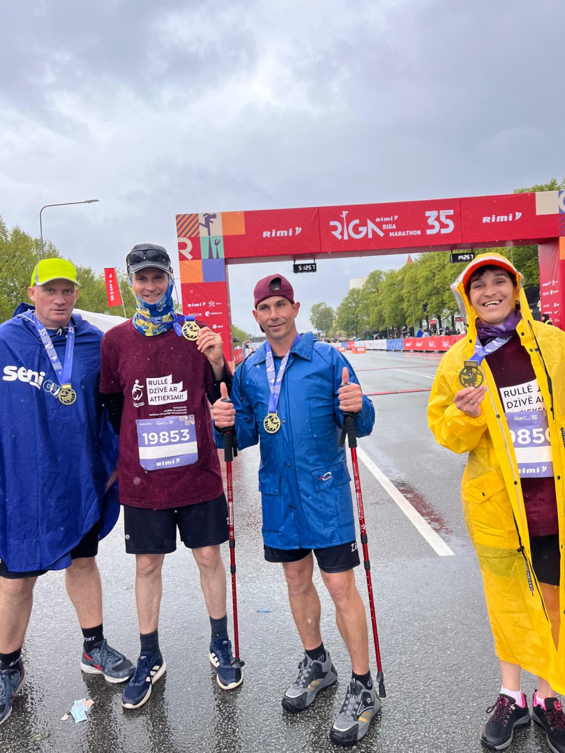 Rimi Rīgas maratona dalībnieki pēc distances veikšanas. Smaidīgi, ar medaļām