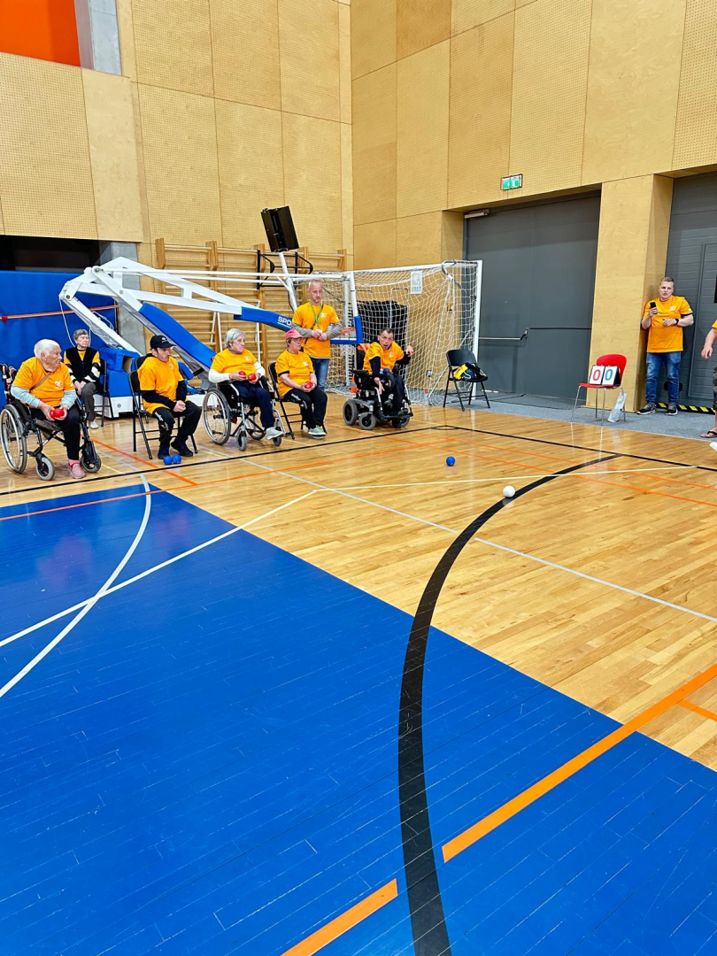 Parasporta dienas dalībnieki piedalās aktivitātē boccia