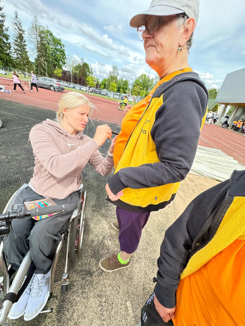 Parasporta dienas dalībnieka kreklu paraksta paralimpiete Diāna Krūmiņa
