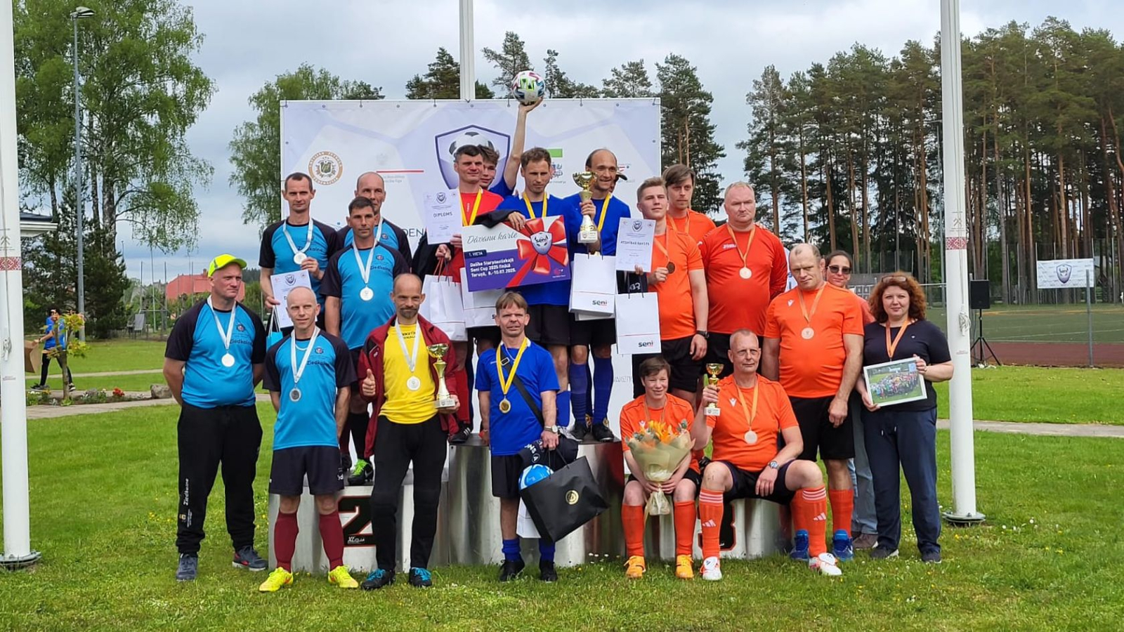 Seni Cup dalībnieku bilde uz goda pjedestāla