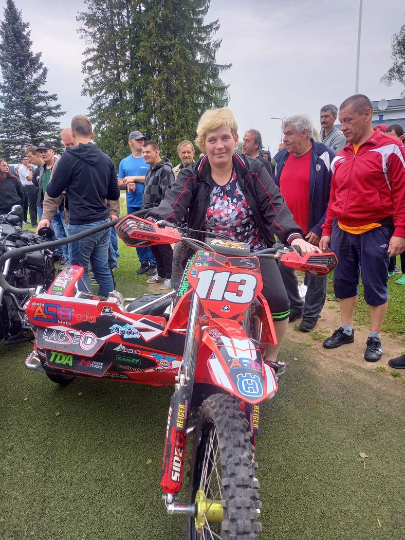 Seni Cup dalībnieks no valsts sociālās aprūpes centra Zemgale pie motocikla