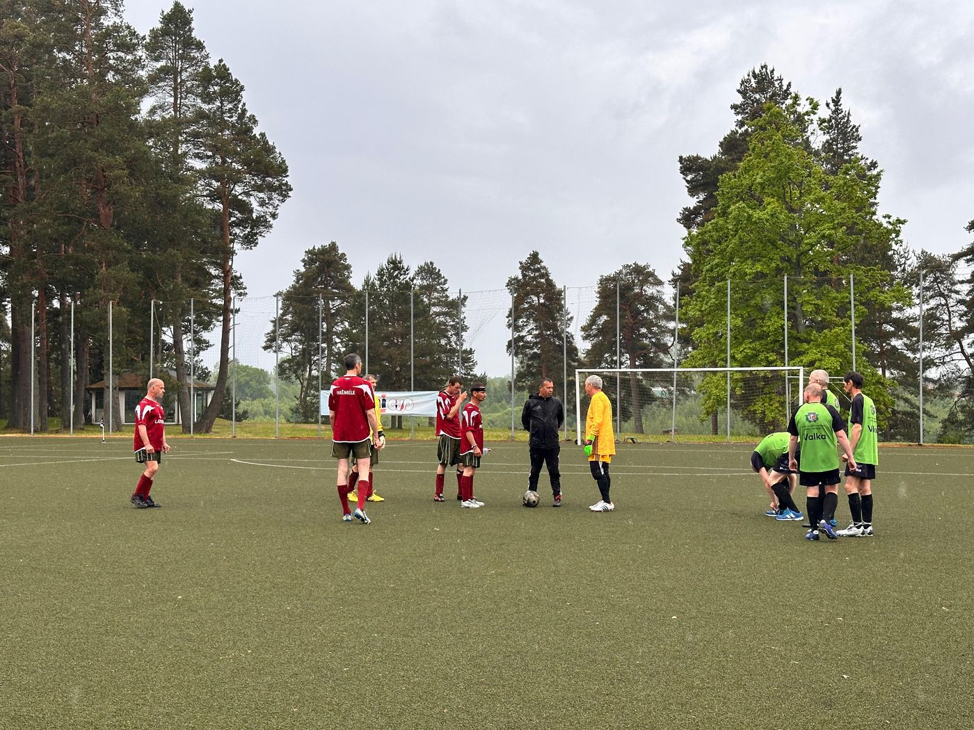 Seni Cup dalībnieki no valsts sociālās aprūpes centra Zemgale spēlē futbolu