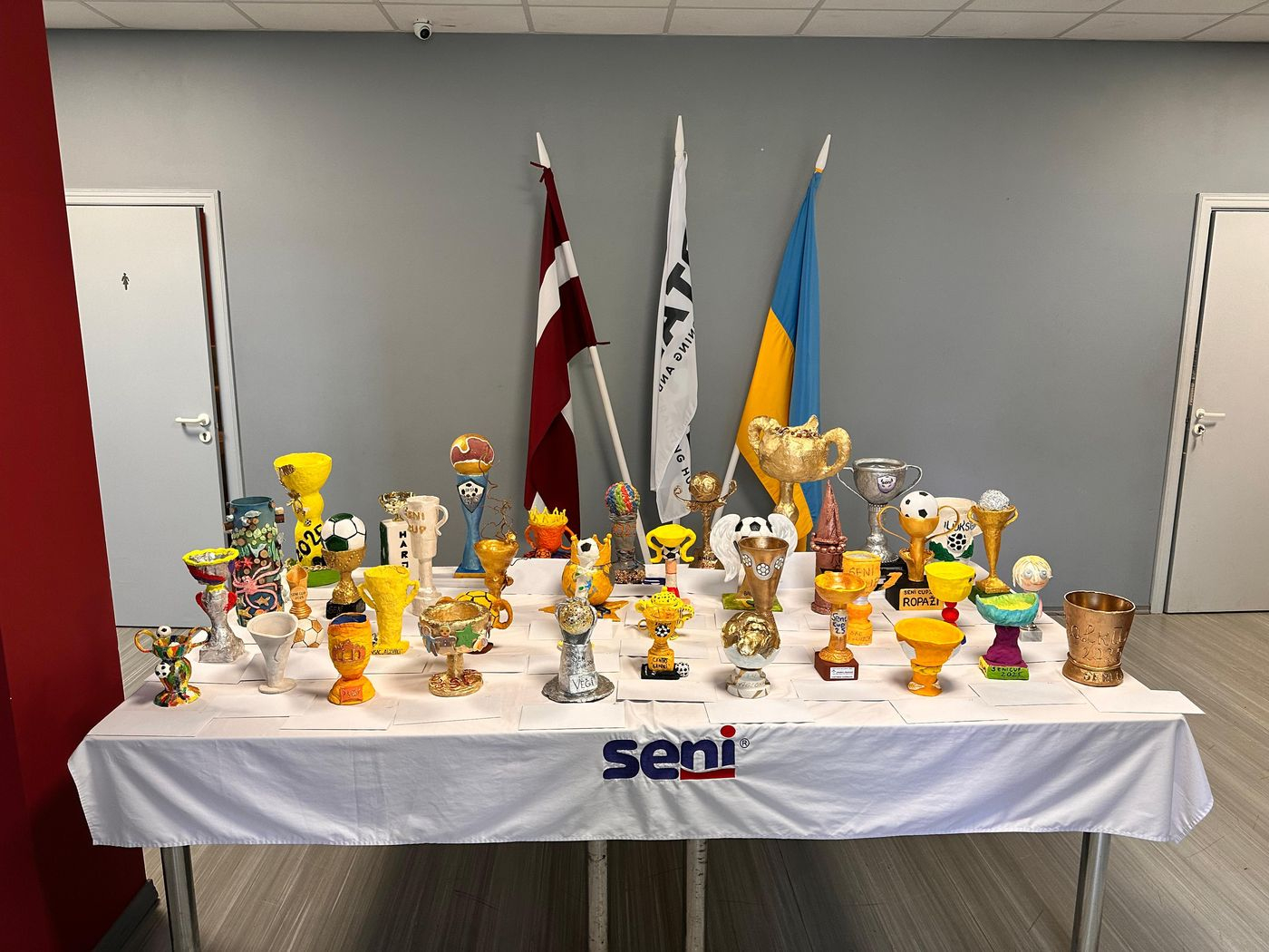 Seni Cup komandu izgatavotie kausi