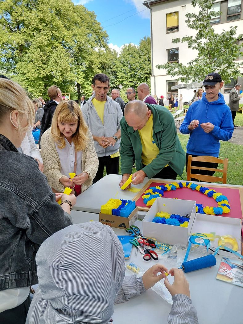 Ukrainas civiliedzīvotāji dzīvojošie Latvijas valsts sociālās aprūpes centros veido dekoru Ukrainas karoga krāsās