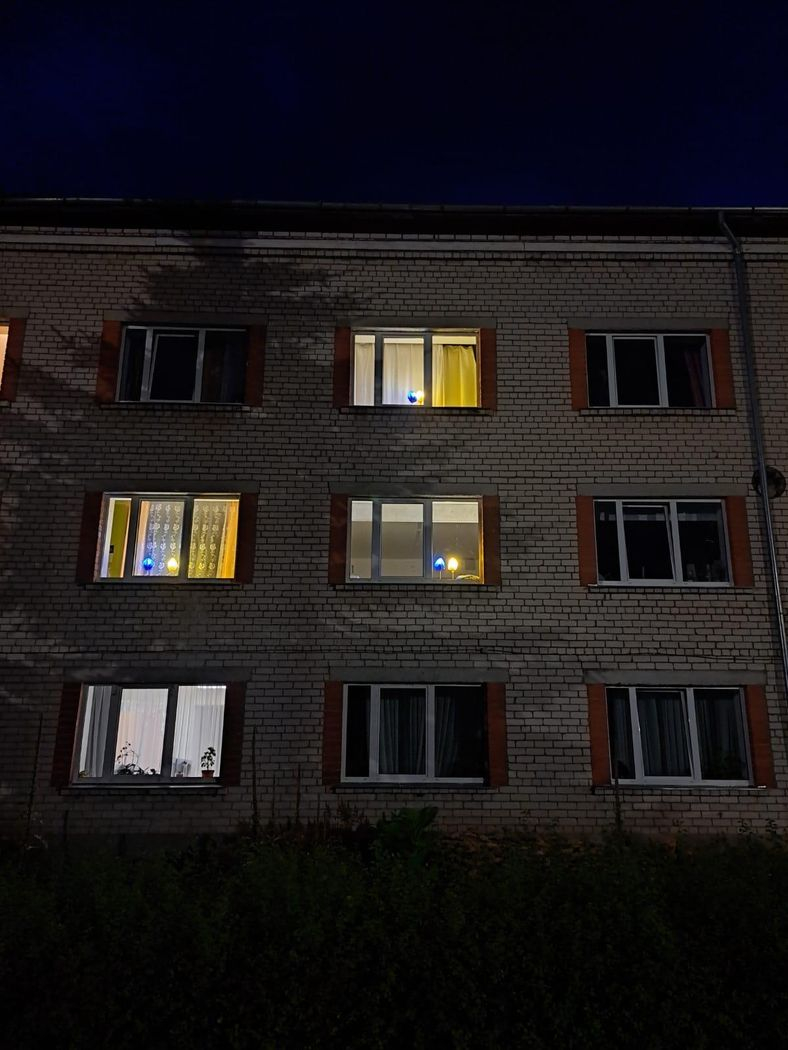 VSAC Zemgale filiāles Jelgava logos ir iedegtas zilas un dzeltenas gaismiņas Ukrainas atbalstam