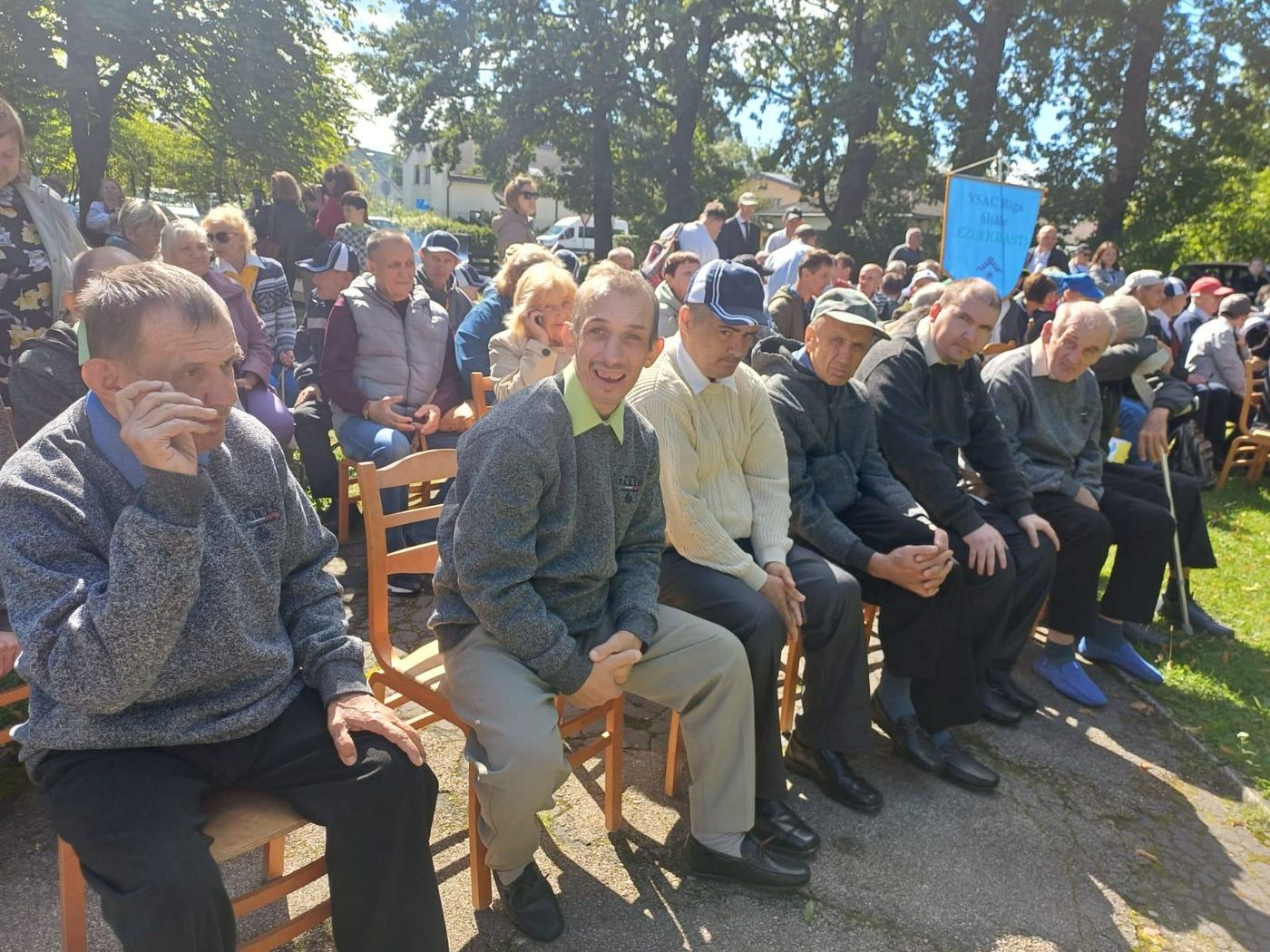 Pasākuma apmeklētāji skatītāju rindās