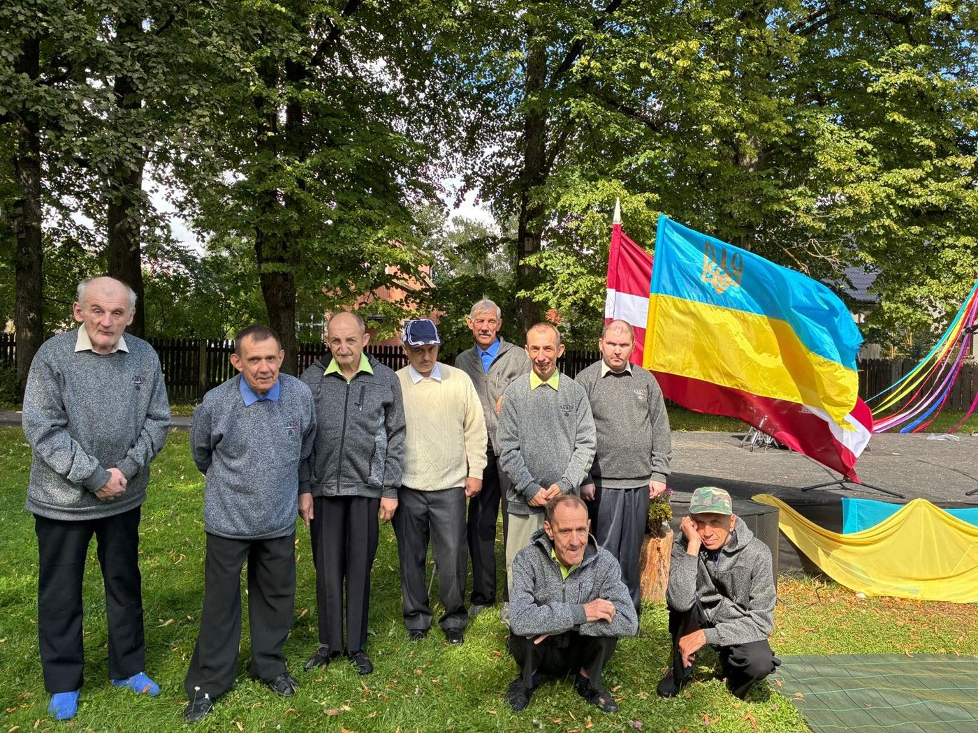 Ukrainas civiliedzīvotāji dzīvojošie Latvijas valsts sociālās aprūpes centros bildējas pie Latvijas un Ukrainas karogiem