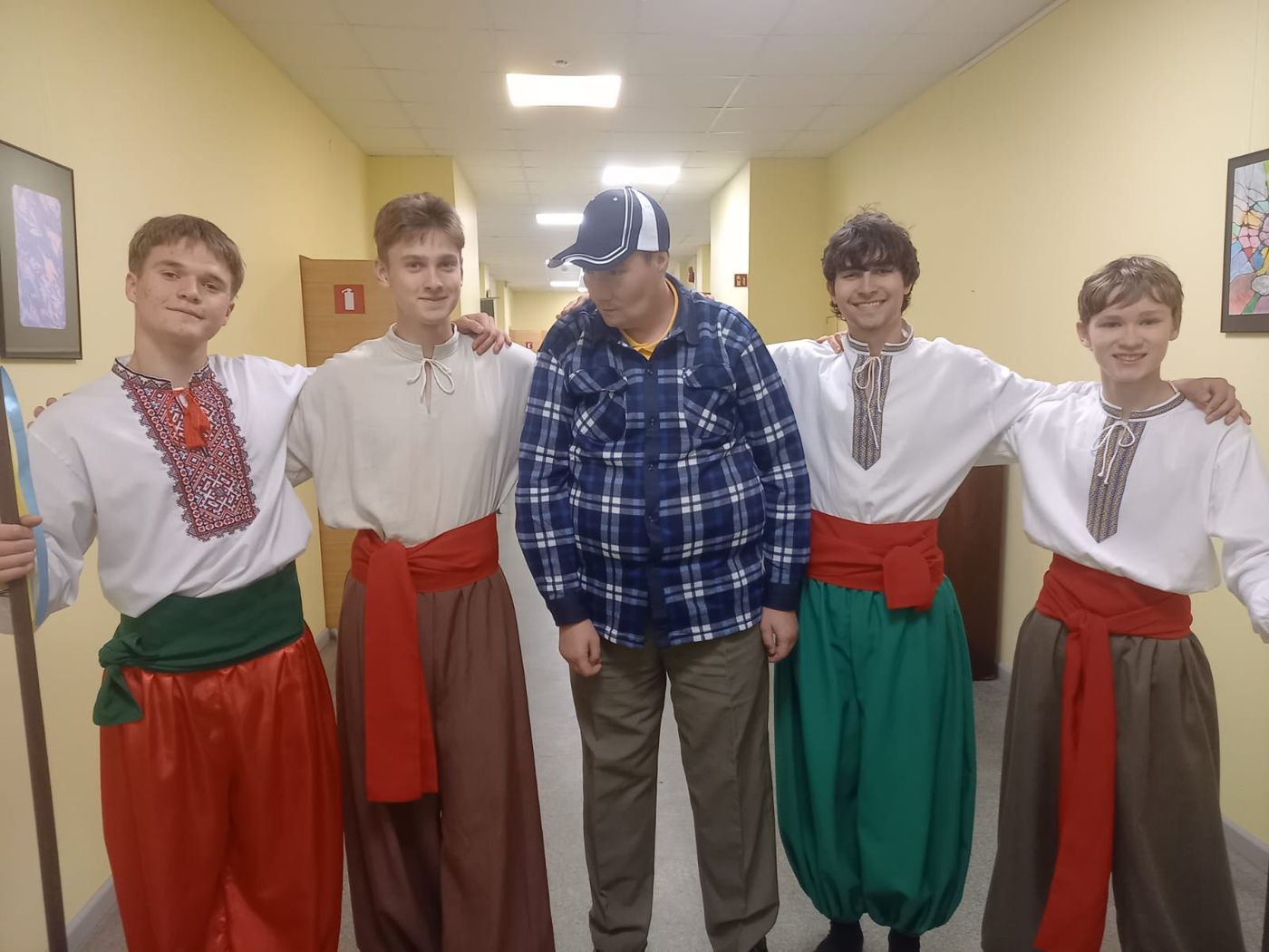 iedzīvotājs fotografējas ar Ukraiņu kultūras centra DŽERELO dalībniekiem