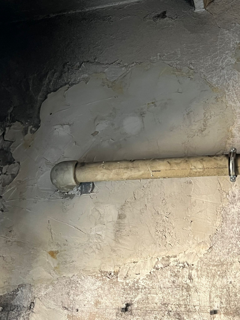 Attēls, kur vecās komunikācijas vietā ir jaunas caurules un aizbetonēts caurums