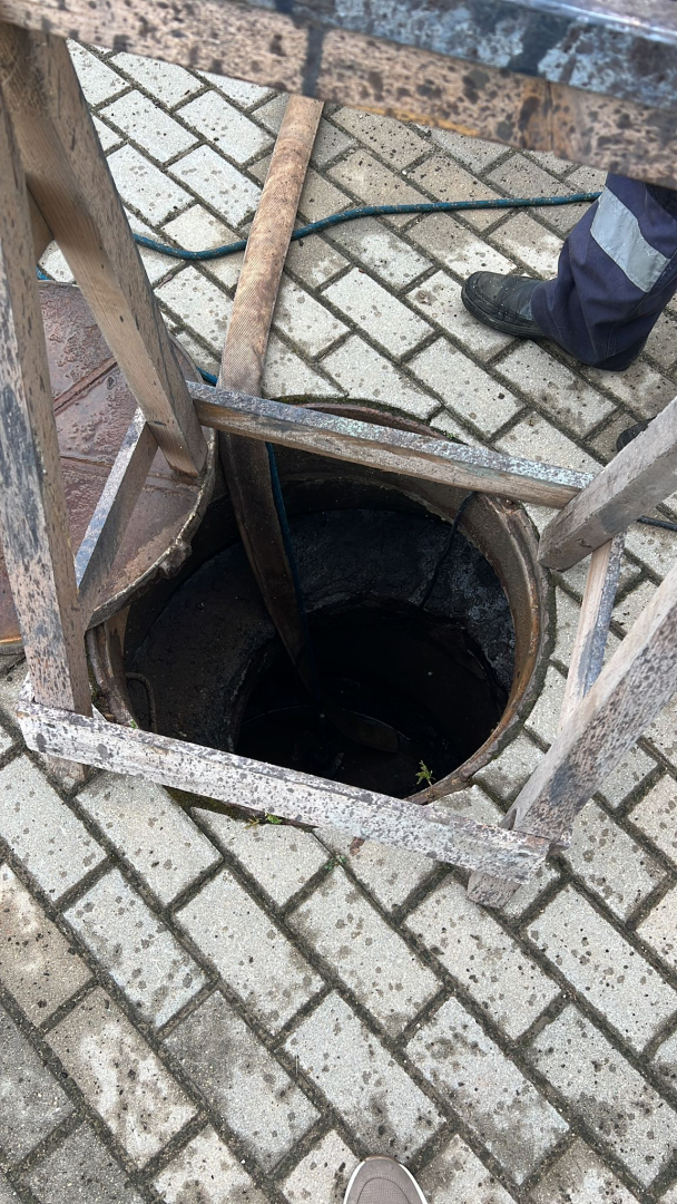 Attēlā āra kanalizācijas lūka