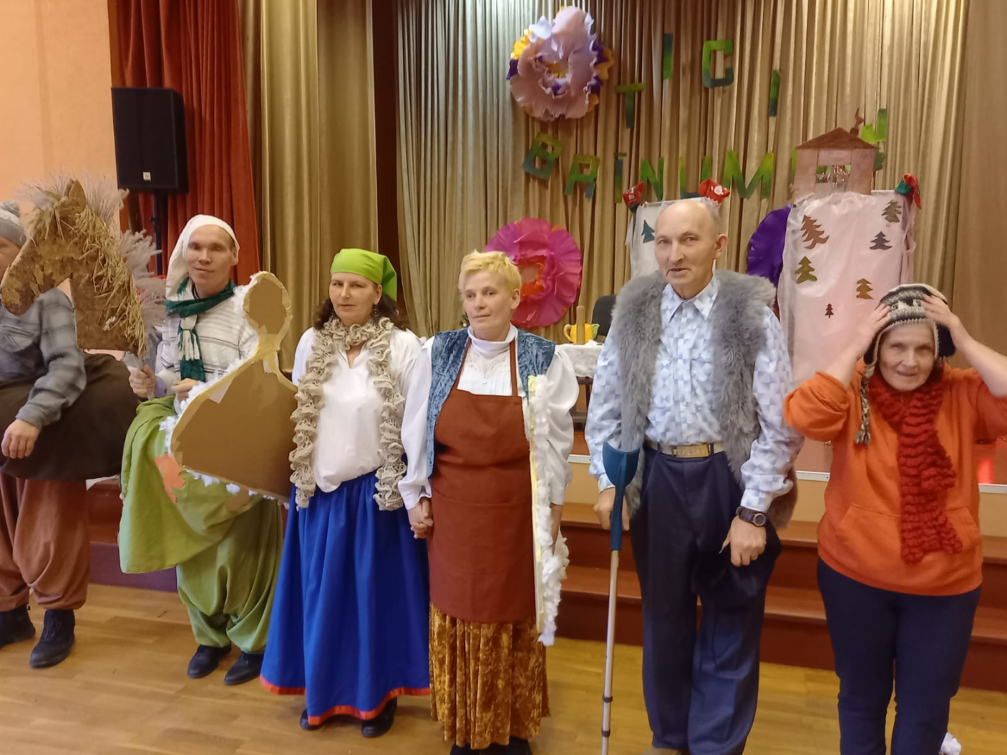 Dalībnieki saņem pateicību par dalību pasākumā. Kopbilde