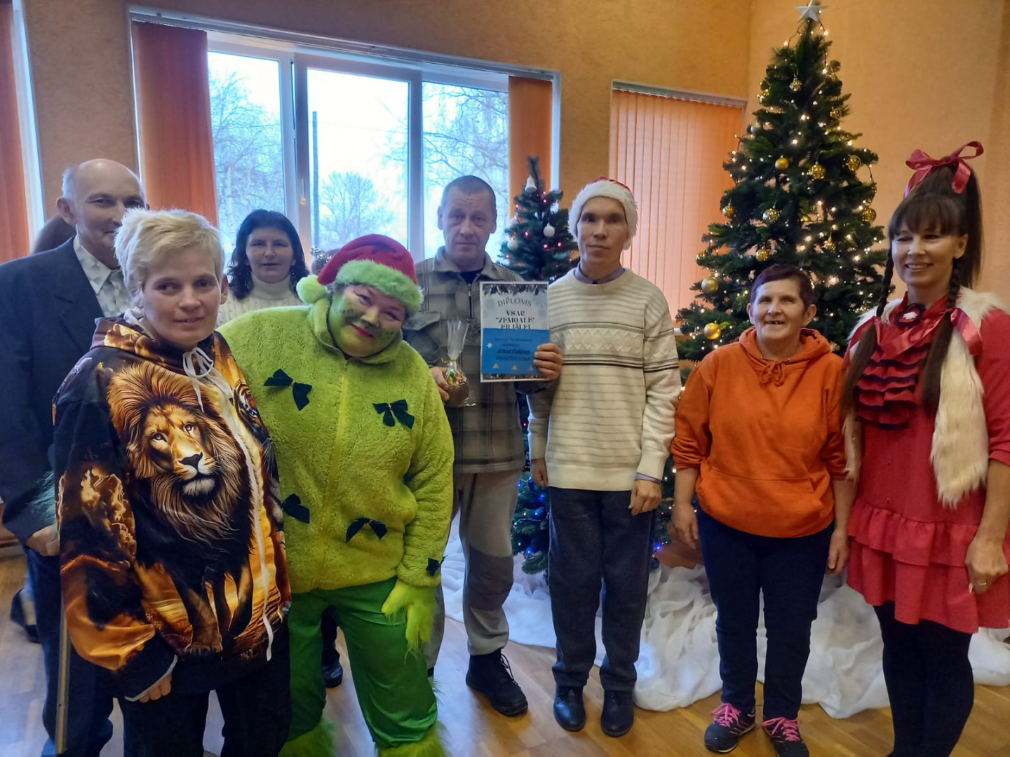 Dalībnieki saņem pateicību par dalību pasākumā. Kopbilde