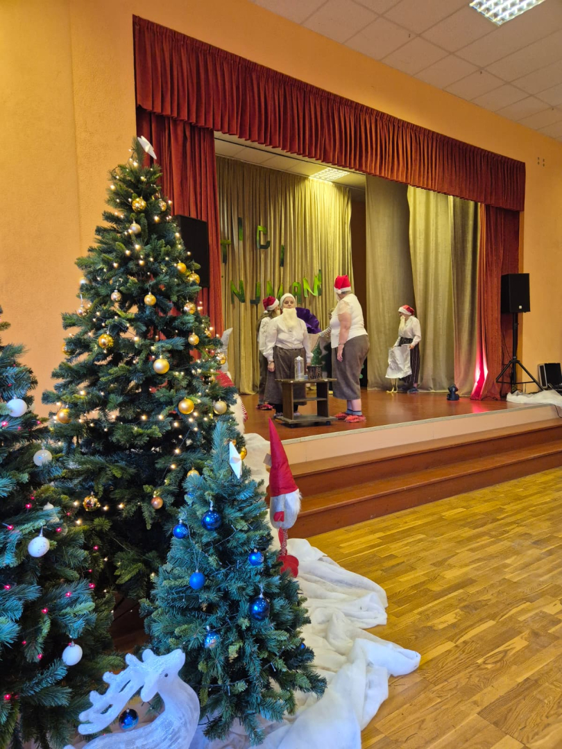 Dalībnieki uz skatuves rāda priekšnesumu