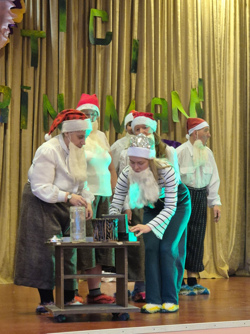 Dalībnieki uz skatuves rāda priekšnesumu